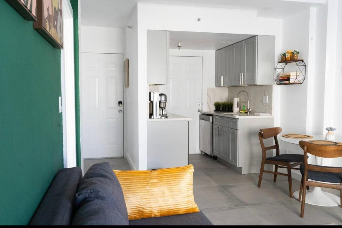 Newely Remodeled Apartment Only 1 Min To The Beach! マイアミビーチ エクステリア 写真